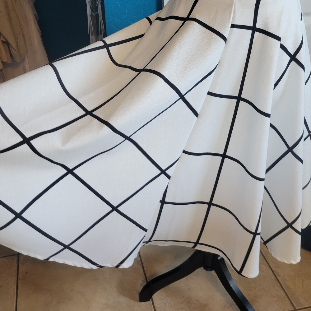 Elegant White and Black Grid Skirt - Picture 7 of 8